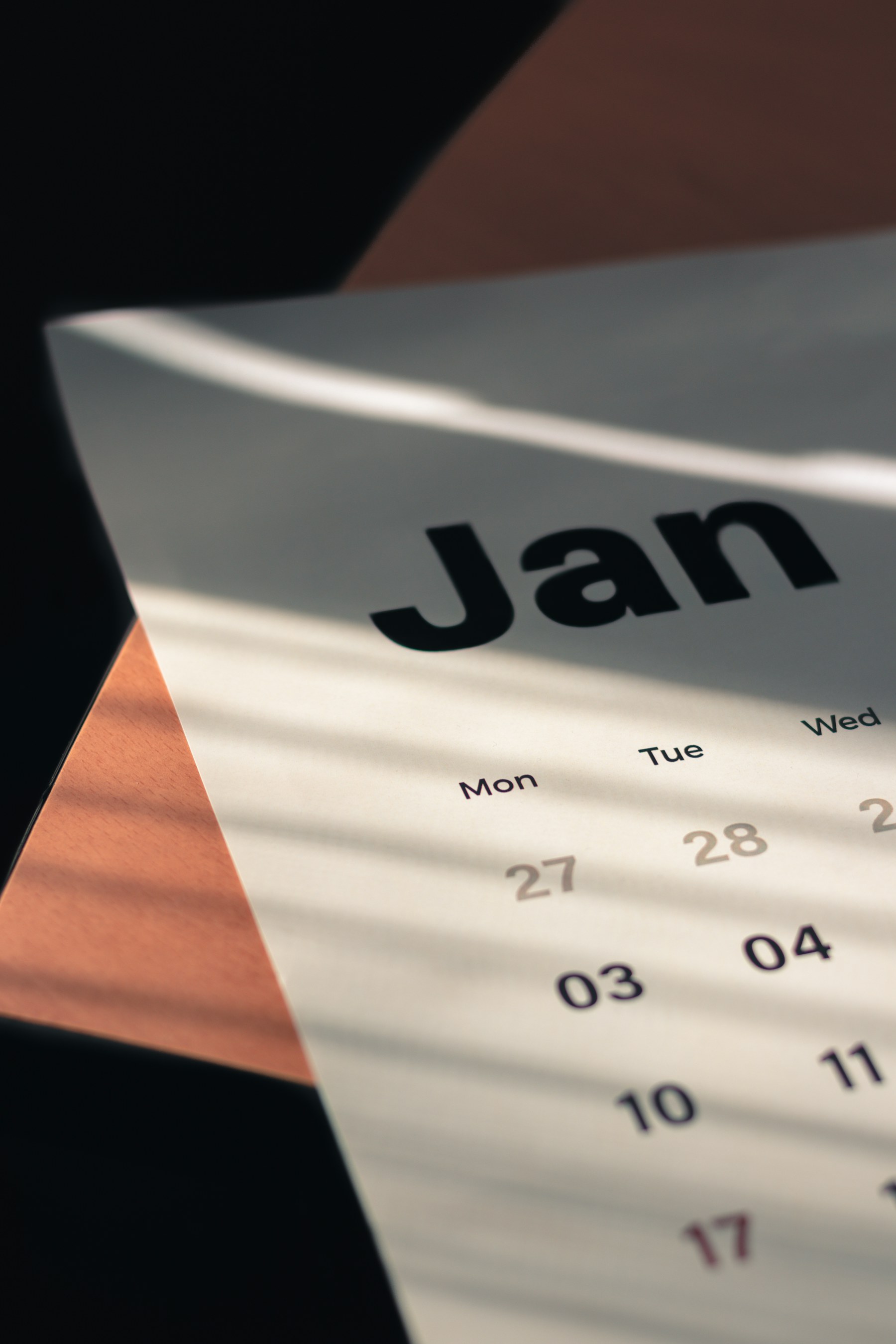 Calendário de papel com datas assinaladas